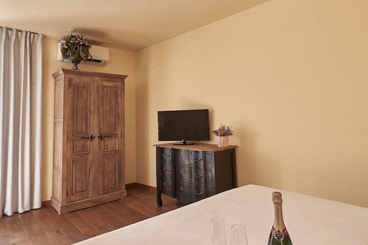 Room 5 of 6
