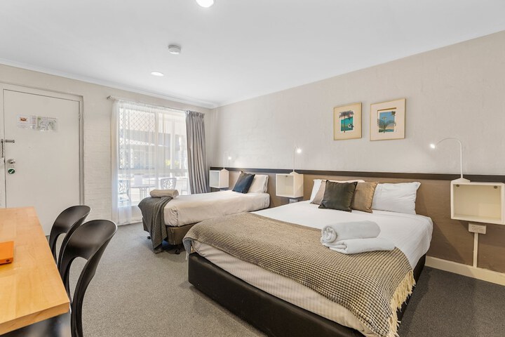 Room 32 of 81