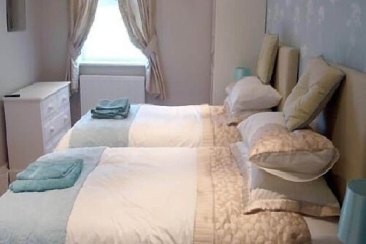 Room 4 of 9