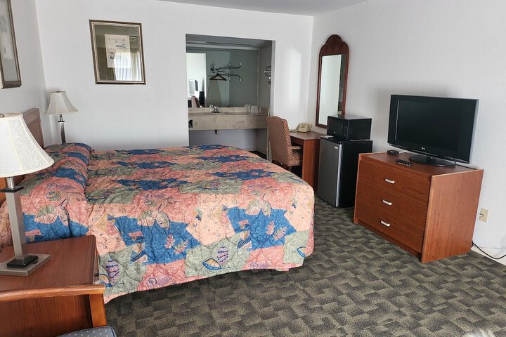 1 King Bed (7 of 8)