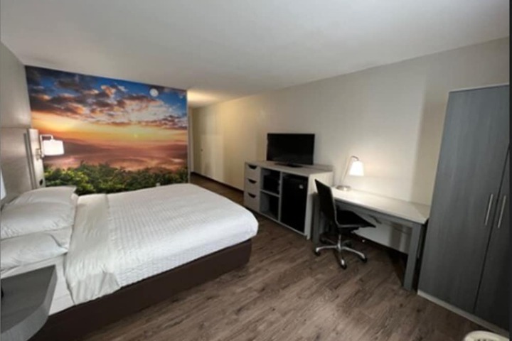 1 King Bed (9 of 12)