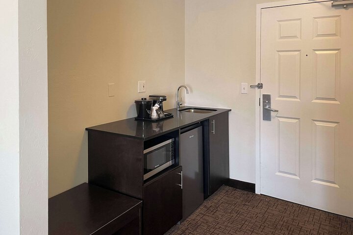 1 Queen Bed (3 of 6)