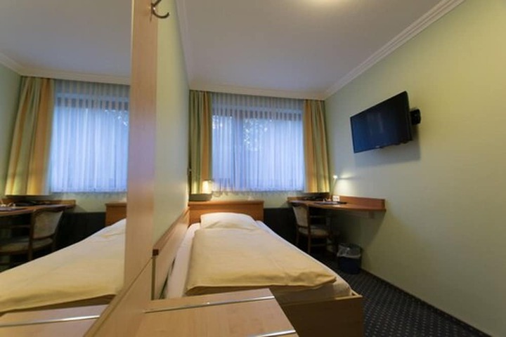 Room 16 of 36