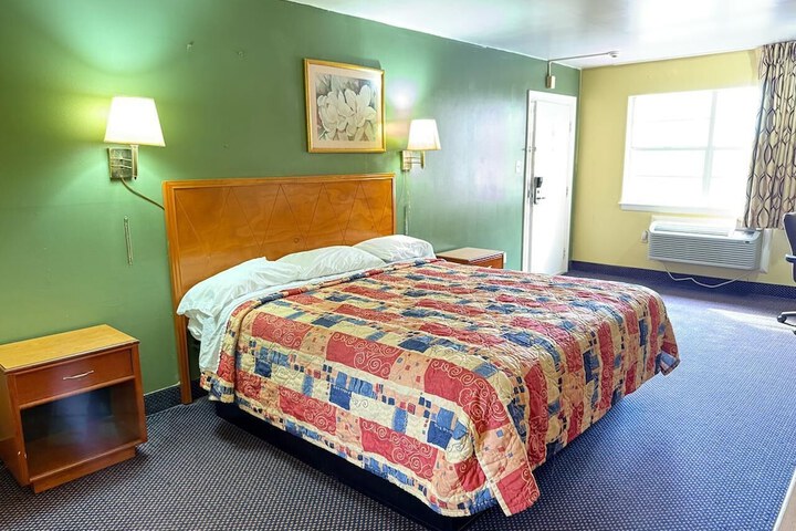 Standard Single Room 1 King Bed (6 of 18)