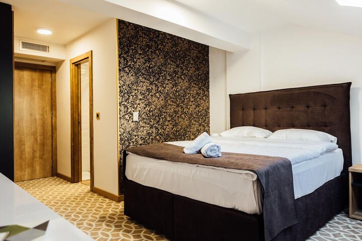 Room 9 of 33