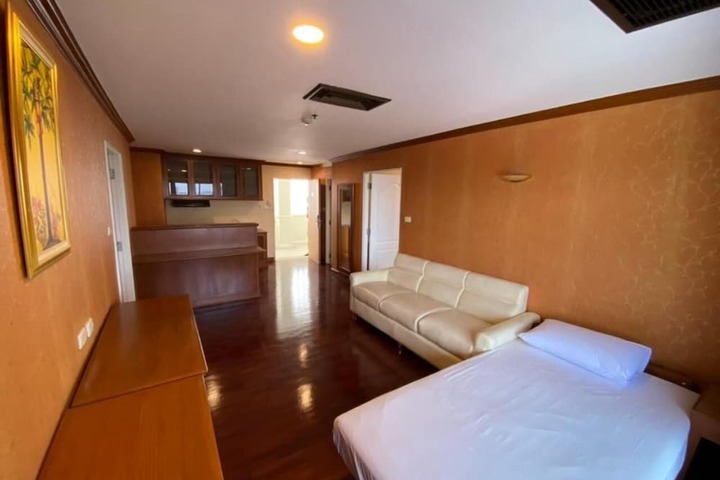 Room 11 of 102