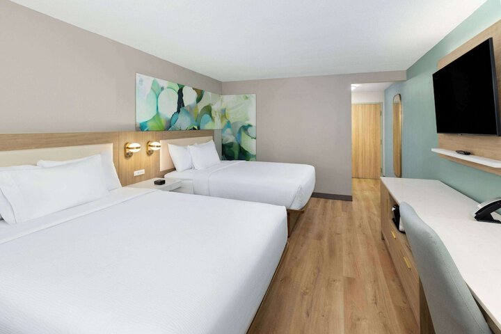 2 Queen Beds (3 of 10)
