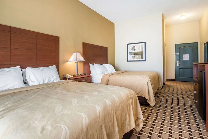 2 Queen Beds (12 of 13)