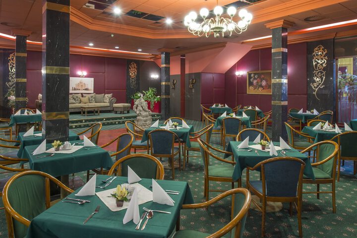 Dining 32 of 65