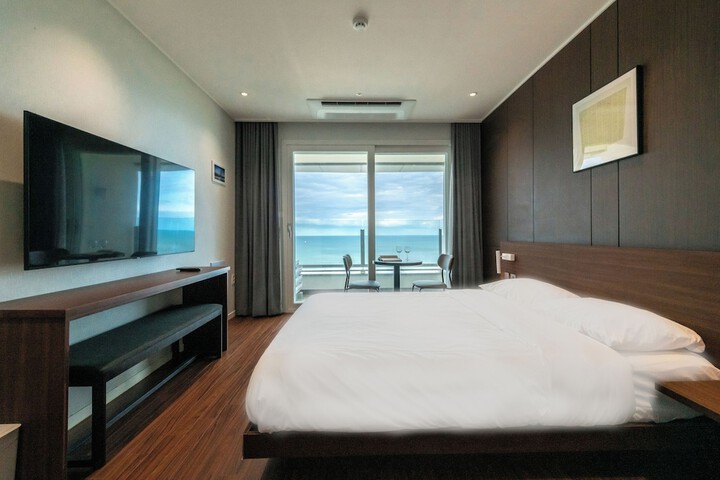 Room 16 of 46