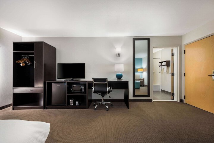 1 King Bed (3 of 12)