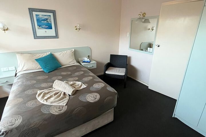 Room 6 of 27
