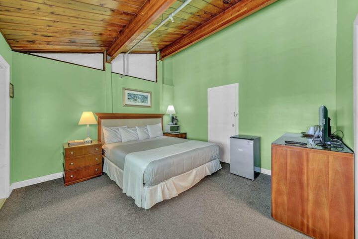 Room 6 of 35