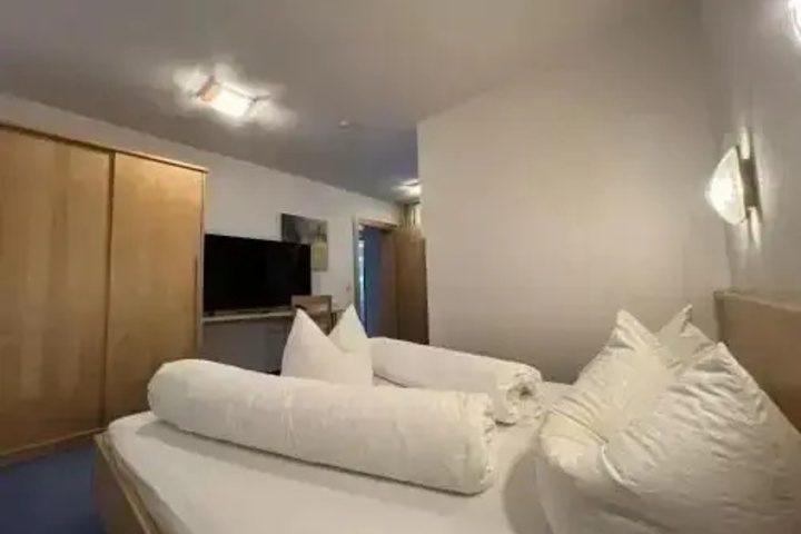 Room 5 of 15