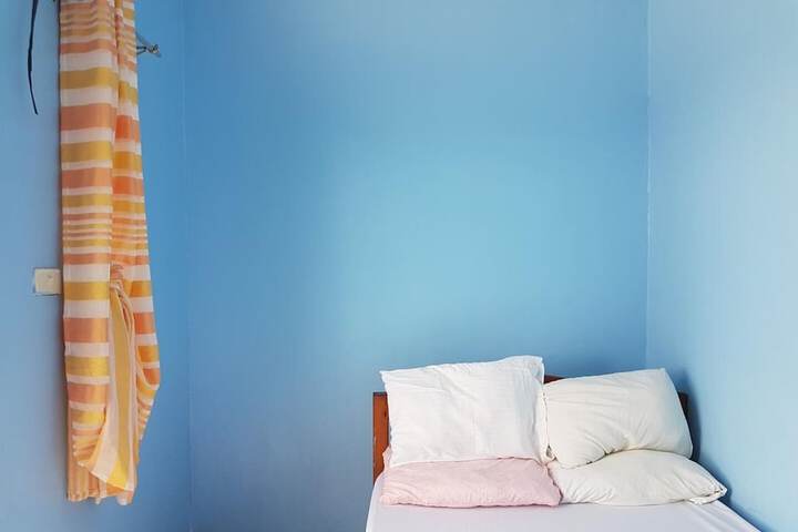 Room 4 of 18