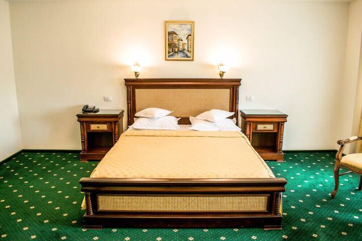Room 6 of 28