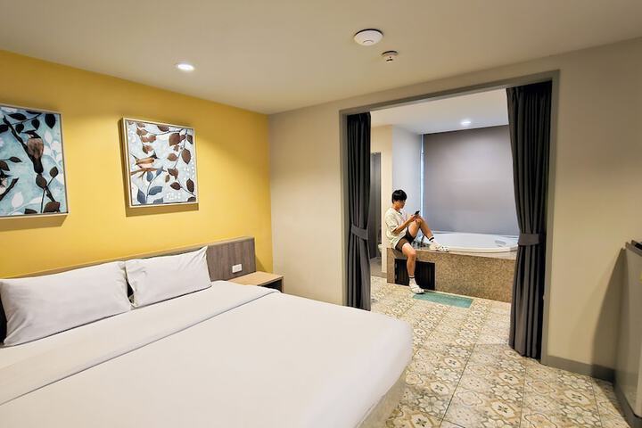 Room 35 of 91