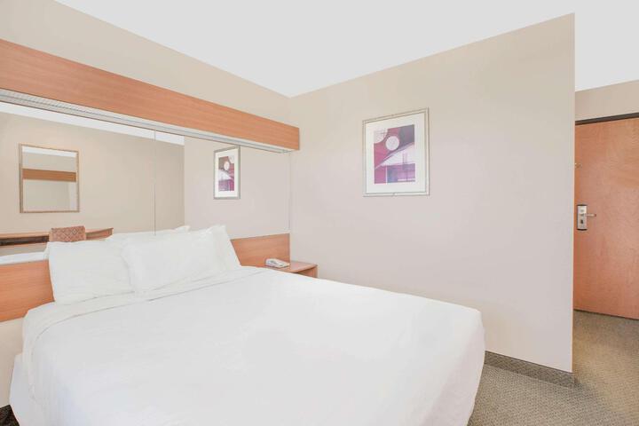 1 Queen Bed (13 of 16)
