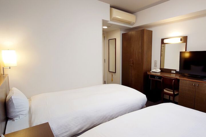 Room 12 of 32