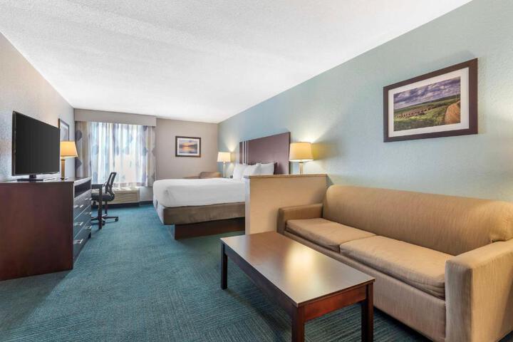 1 King Bed Microwave and Refrigerator Full Breakfast (7 of 15)