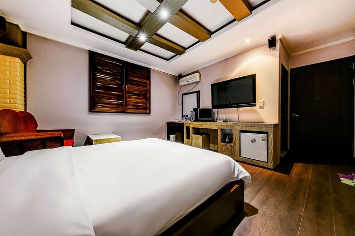 Room 8 of 26