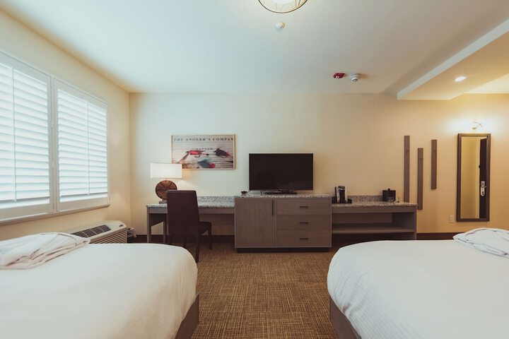 1 Queen Bed (18 of 25)