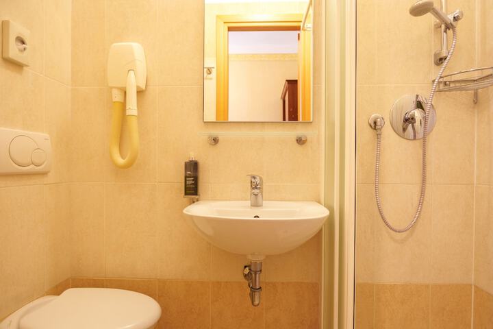 Room 42 of 75
