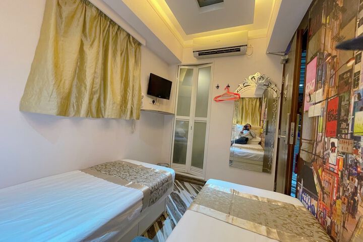 Room 8 of 50