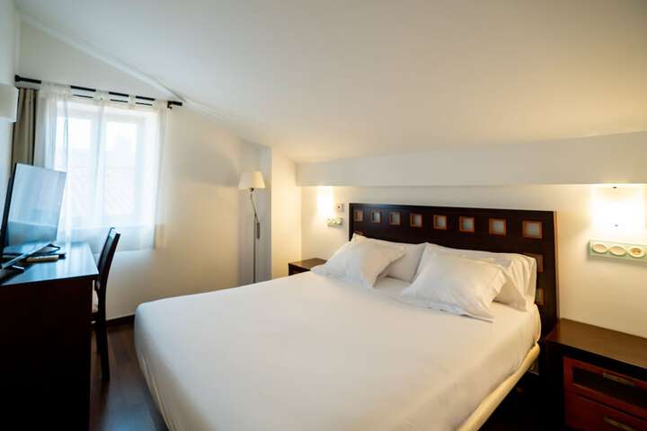 Room 9 of 27
