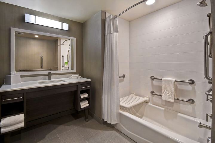 1 Queen Accessible Bathtub Studio (6 of 13)