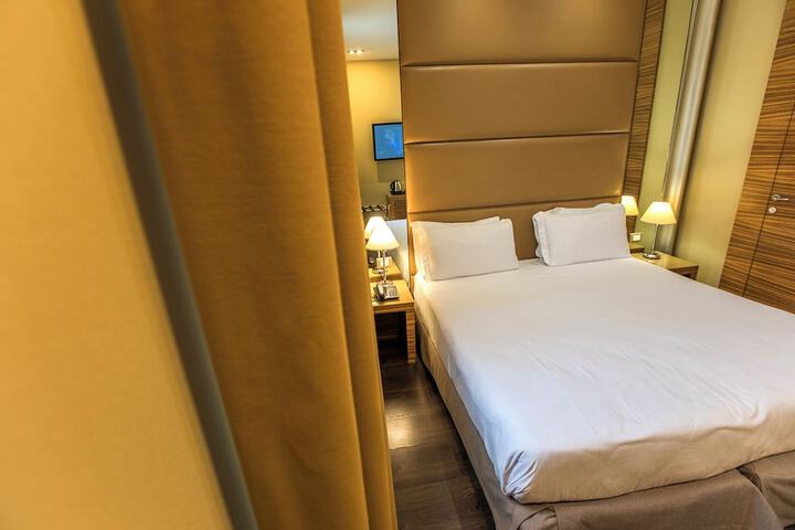 Room 45 of 136