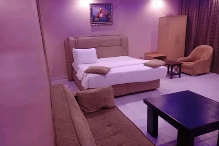 Room 8 of 11