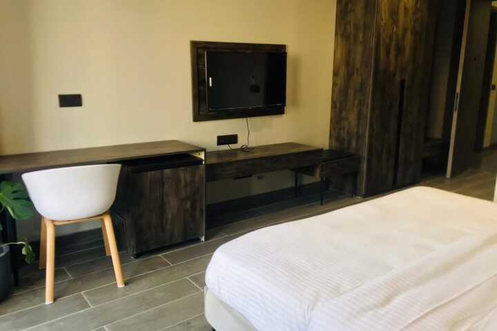 Room 5 of 8