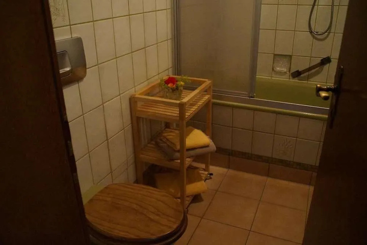 Room 8 of 18