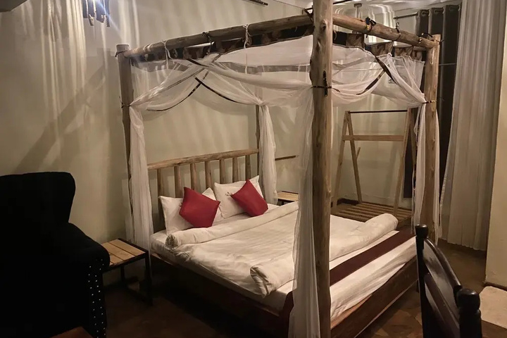 Room 4 of 12