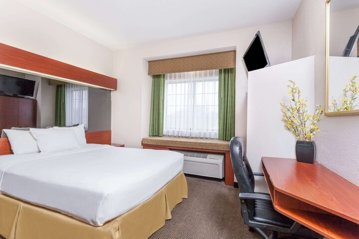 1 Queen Bed (8 of 25)
