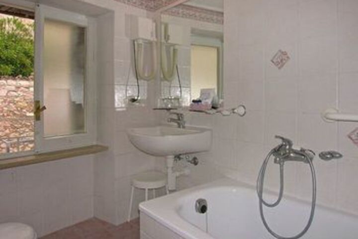 Room 5 of 33