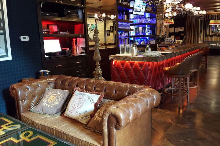 Lounge 47 of 61