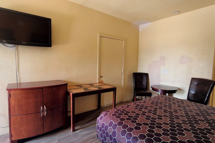Room 11 of 19