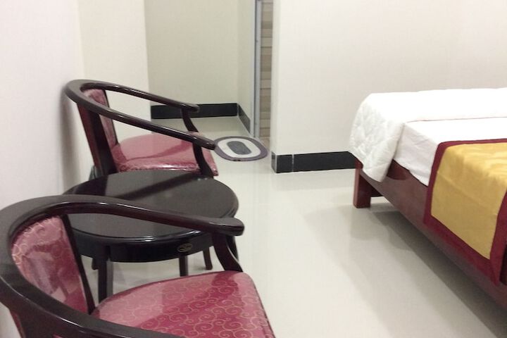 Room 13 of 32