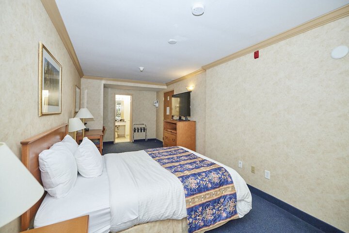 1 Queen Bed (1 of 9)
