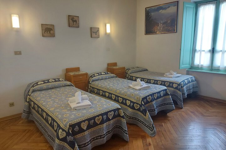 Room 6 of 8