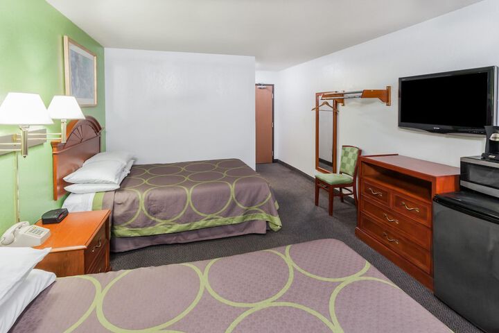 2 Queen Beds (8 of 12)