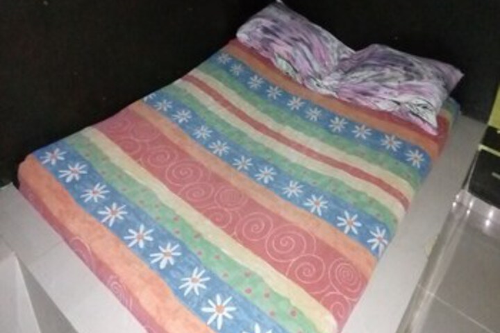 Room 7 of 12