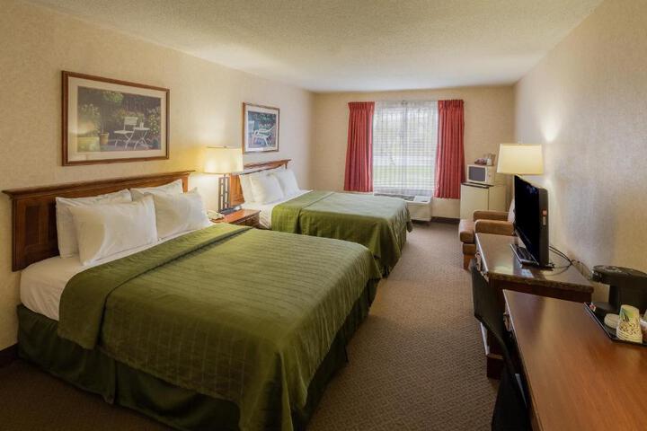 2 Queen Beds (5 of 5)