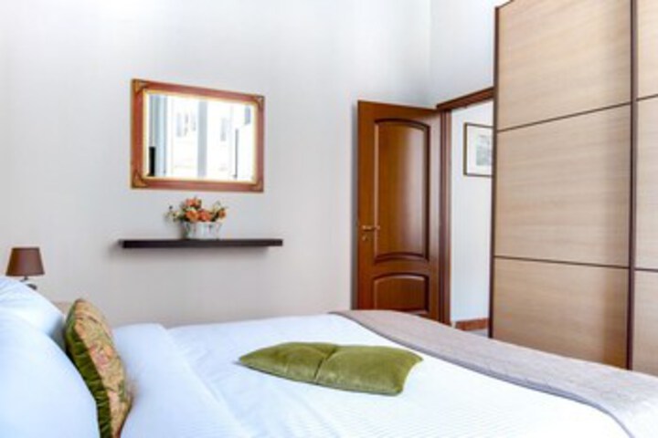 Room 12 of 25