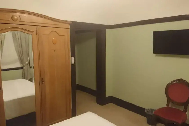 Room 6 of 16