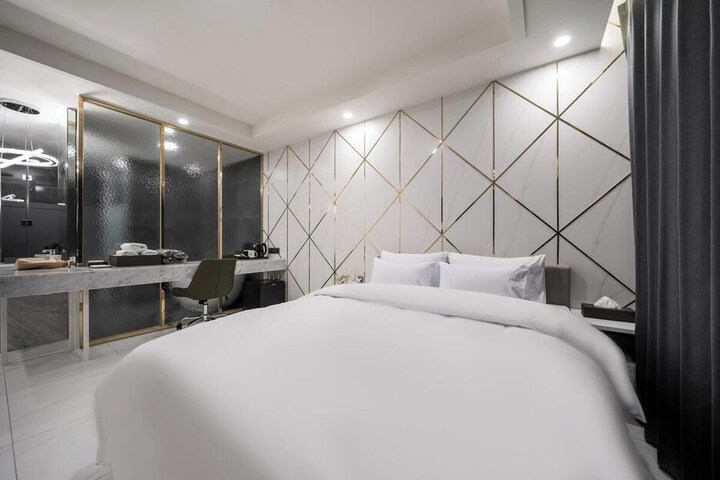 Room 4 of 42