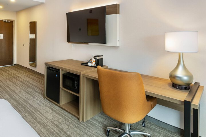 Room 16 of 38