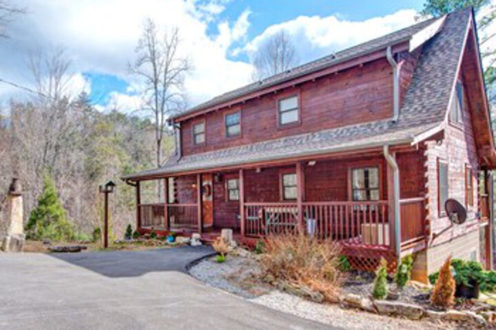 Black Bear Hideaway Cottage in Gatlinburg, TN